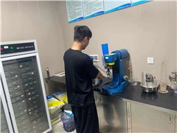 夏季聚羧酸減水劑易發(fā)霉變質(zhì)，可以如何解決？